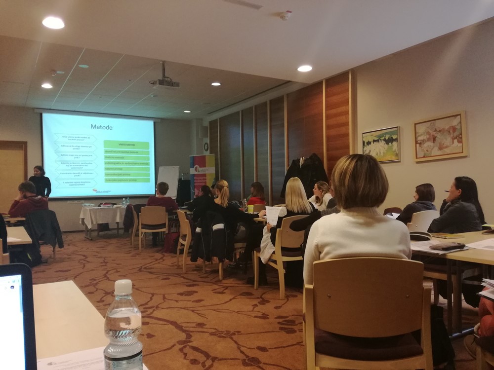 08. Učenje slovnice in jezikovna pravilnost pri učencih v 3. VIO OŠ in srednješolcih, dr. Mihaela Knez